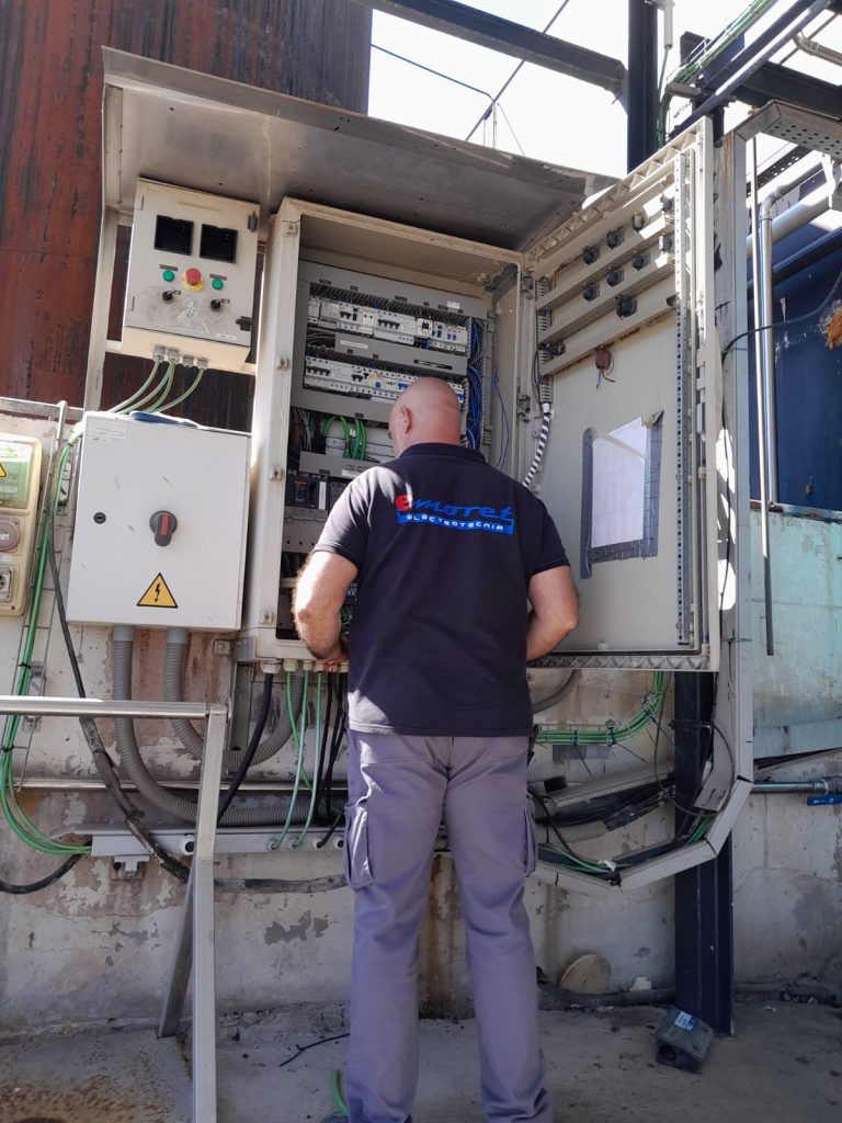 Emoret moderniza las instalaciones de UVESA en Rafelbuñol: sustitución de lucernarios y sistema eléctrico en zona de lavado de cajas